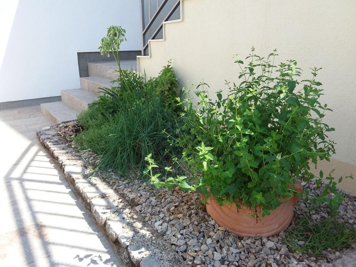 And Charming Apartment In Vantacici Malinska Εξωτερικό φωτογραφία